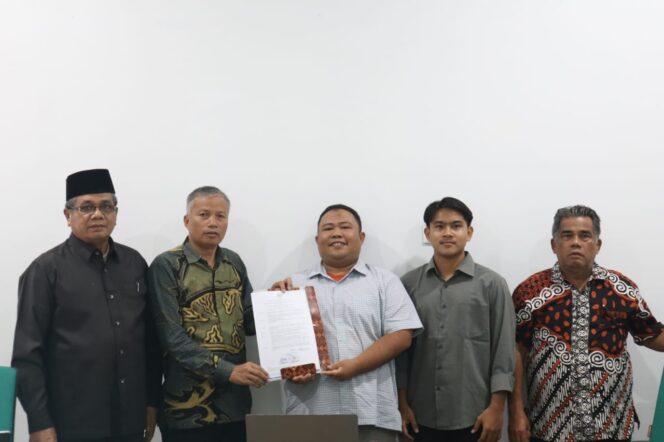 
 Penyerahan SK Tim pengelolaan hutan wakaf PWM Sumatera Barat, Rabu (17/9/2025).