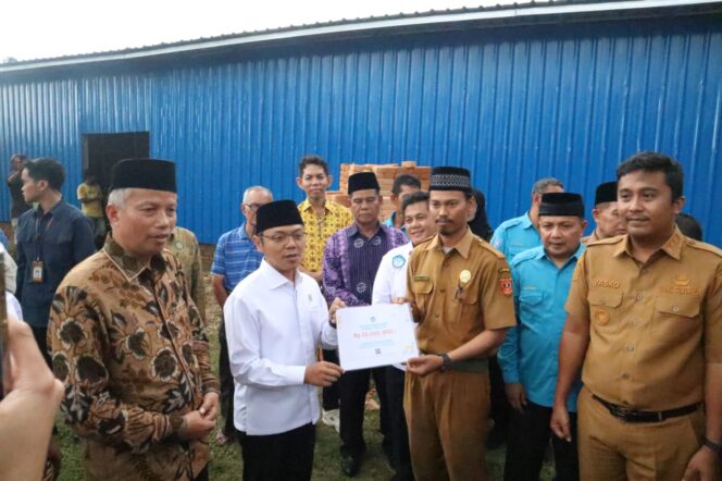 
 Wamendikdasmen RI menyerahkan bantuan ke beberapa Amal Usaha Muhammadiyah, saat kunjungan kerja ke SMK Mutu Muhammadiyah Kota Padang, Senin (22/9/2025).